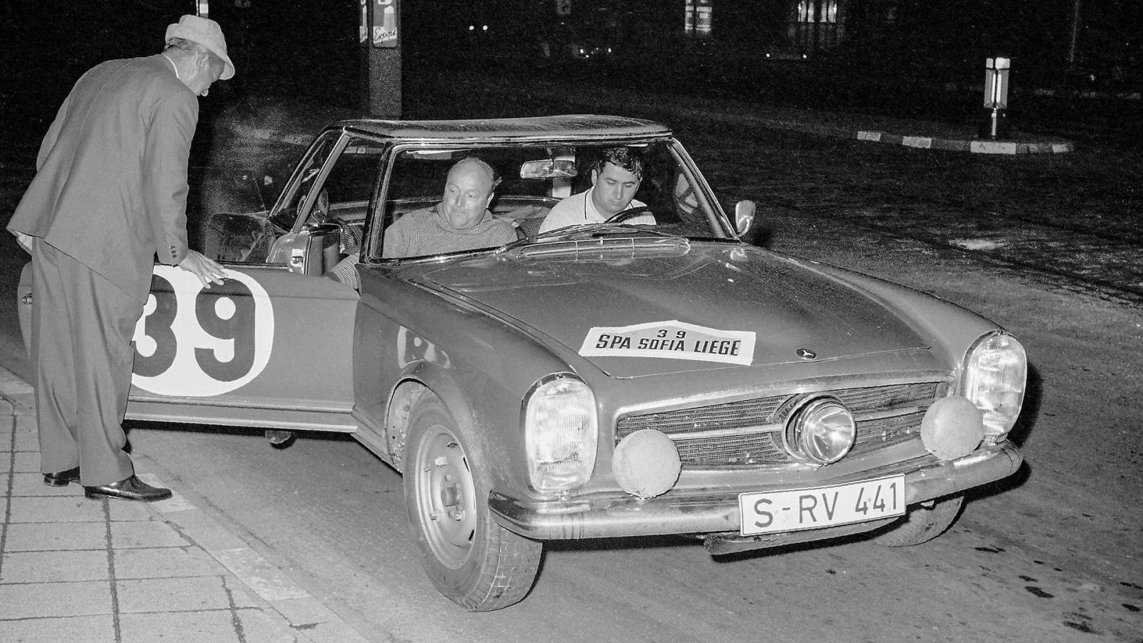 Η Mercedes 230 SL έγινε 60 χρονών